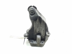   Engine holder 