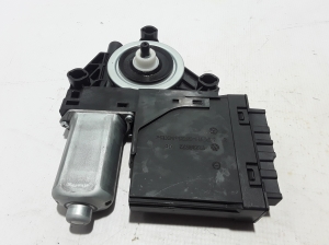 VOLVO V90 (2016–2026) Front door window regulator motor 31974757 - 2