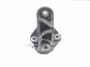   Engine holder 