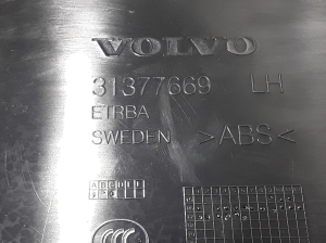 VOLVO V90 (2016–2026) Keskpiilari siseviimistlus 31377669 - 4