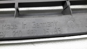 Mercedes Benz E-Class W210 (1995–2002) Kühlergrill A2108800583 - 4