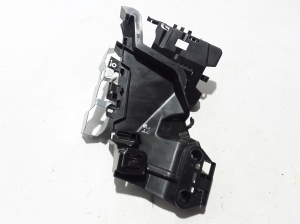 VOLVO V90 (2016–2026) Front door exterior handle bracket 31416655 - 3