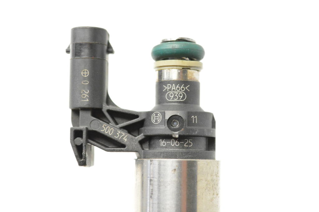 Used AUDI A3 Fuel injector 04E906036T
