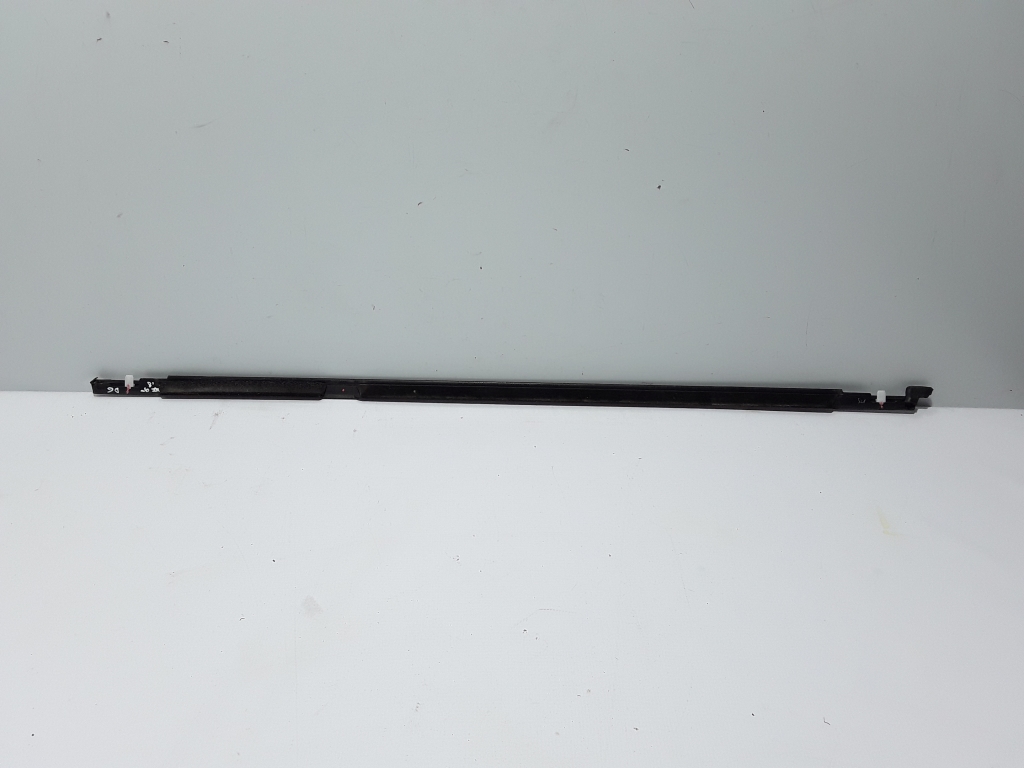 Used VOLVO XC90 Rear side door strip to glass outer 31699847