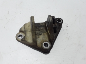   Engine holder 