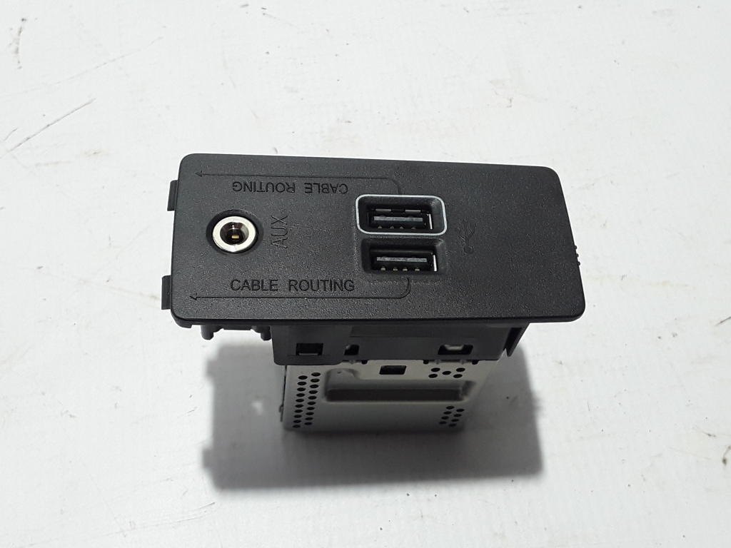 Used VOLVO XC90 AUX connection 31407038