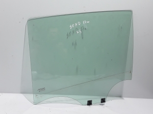 Rear side door glass - 823015497R