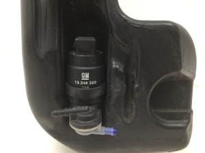 Opel Astra H (2004–2010) Esiklaasi pesuvedeliku paak ja selle osad 13142363 - 4