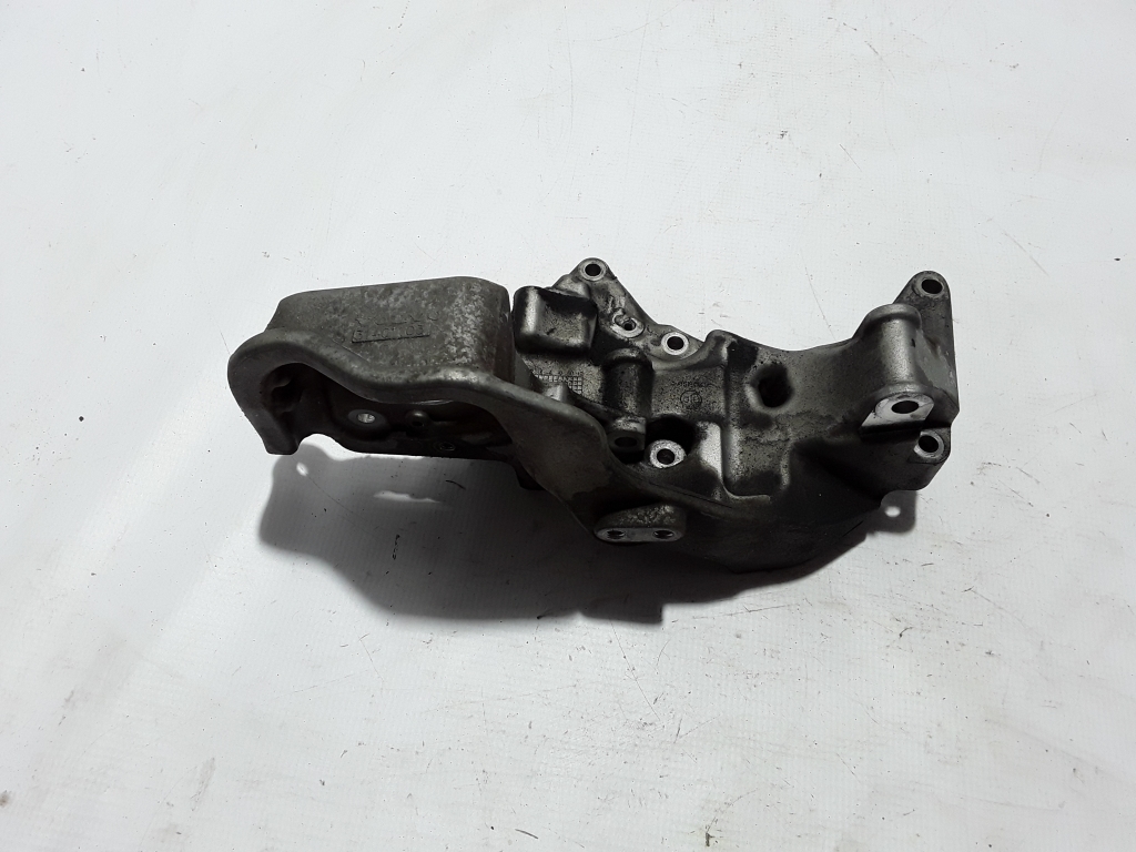 VOLVO V40 2 generation (2012-2020) Alternator bracket 31401103 22406949