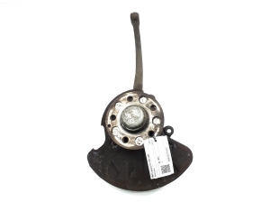   Front wheel hub  -  