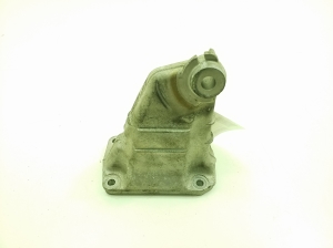   Engine holder 