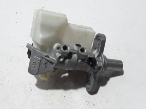  Master cylinder 