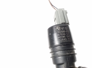 BMW X1 E84 (2009–2015) Front windshield washer pump 7302589 - 3
