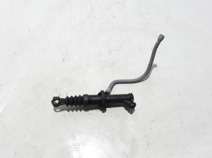 RENAULT Captur (2013–2019) Clutch master cylinder 306105773R - 2