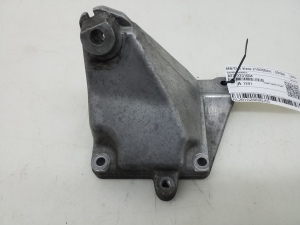   Engine holder 