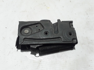  Engine cover lock 