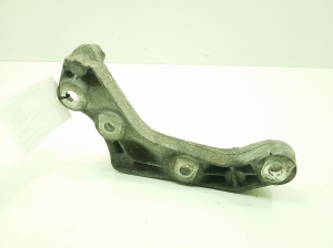 Mercedes Benz S-Class 222 (2013–2020) Eesmise reduktori kinnitus A2720140295 - 2