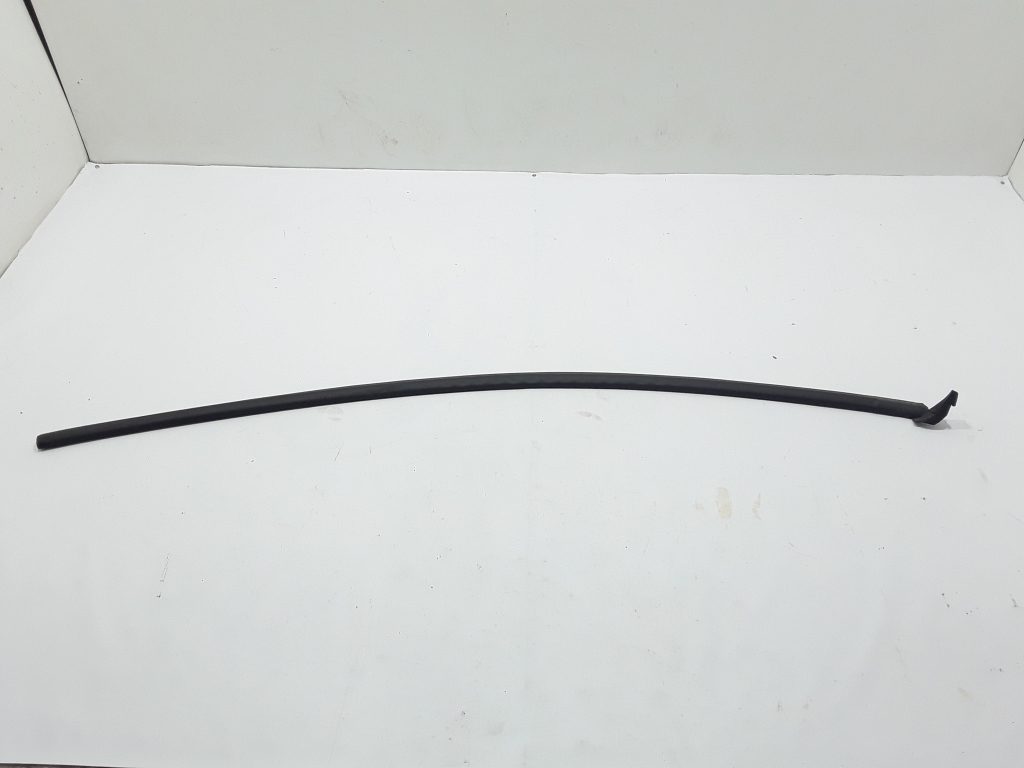 Used VOLVO XC60 Front door sealing rubber on the body 31213683