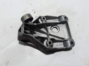   Engine holder 