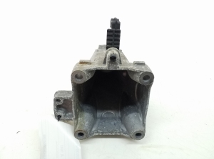 Mercedes Benz C-Class 205 (2014–2021) Mootori kinnitus A2742231004 - 3