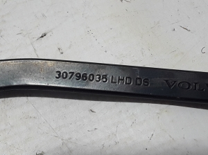 VOLVO V70 III (2007–2017) Esiklaasi puhasti hoob 30796035 - 3
