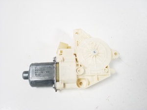 Mercedes Benz GLK-Class 204 (2008–2015) Front door window regulator motor A2048200242 - 3