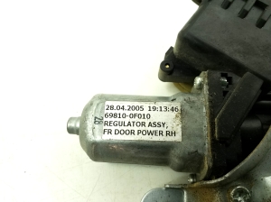 TOYOTA Corola Verso R1 (2004–2009) Priekšējo durvju logu pacēlājs 698100F010 - 3