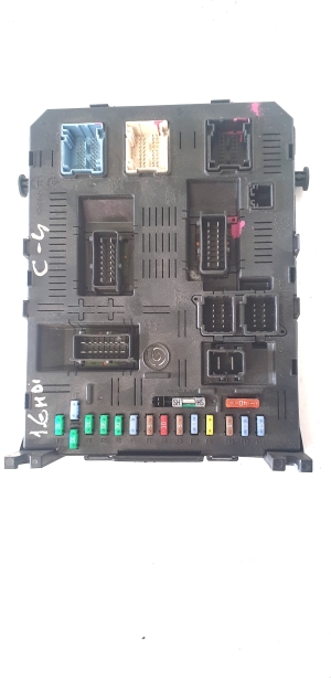 Fuse boxes - 2004H05-01070306
