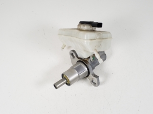  Master cylinder 