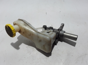  Master cylinder 