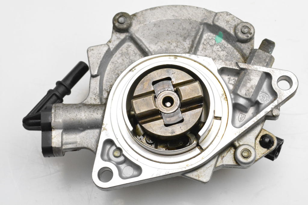 Used BMW 1 SERIES Vacuum pump 7625260
