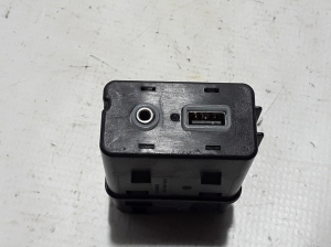   USB-Anschluss  - 68229840AA 