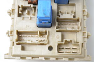 NISSAN Primera P12 (2001–2008) Drošinātāju kaste salonā 24350AV700 - 3