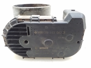 AUDI A8 D2 (1994–2002) Drosselklappe 078133062B - 3