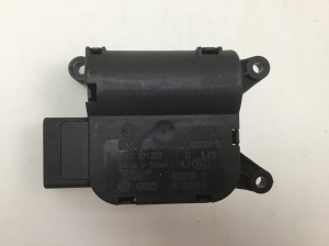 Salongi soojenduse klapi mootor - 8E1820511B