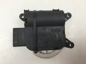 Salongi soojenduse klapi mootor - 8E1820511C