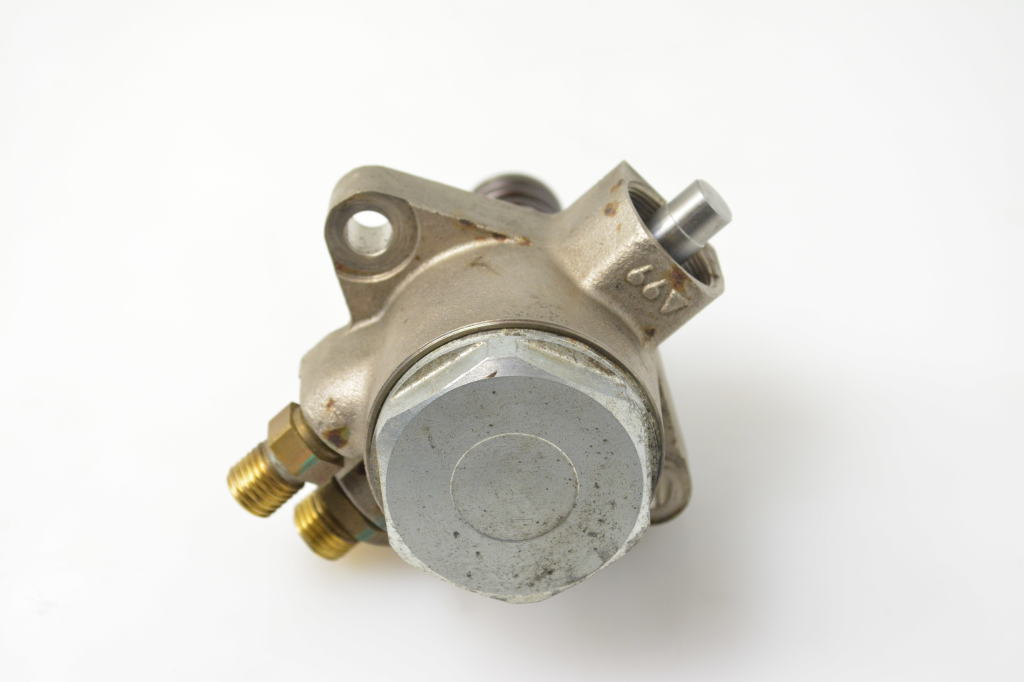 Used AUDI RS4 Fuel pump 06M127026P