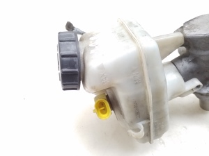  Master cylinder 