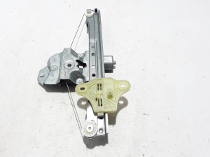 Rear side door window regulator - 827010501R