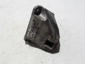   Engine holder 