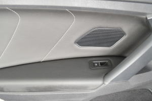 Volkswagen Tiguan (2017–2026) Tagumise küljeukse polster 5NA867211 - 3