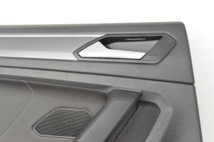 Volkswagen Tiguan (2017–2026) Tagumise küljeukse polster 5NA867211 - 5