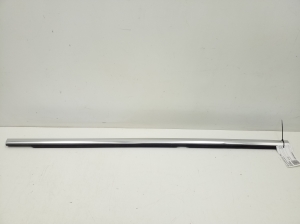 Tagumise külgukse klaasi välimine liist - A2137300424