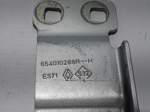  Engine cover hinge 