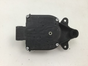 AUDI A4 B5 (1994–2001) Stellmotor Heizungsklappe 1J0907511 - 2