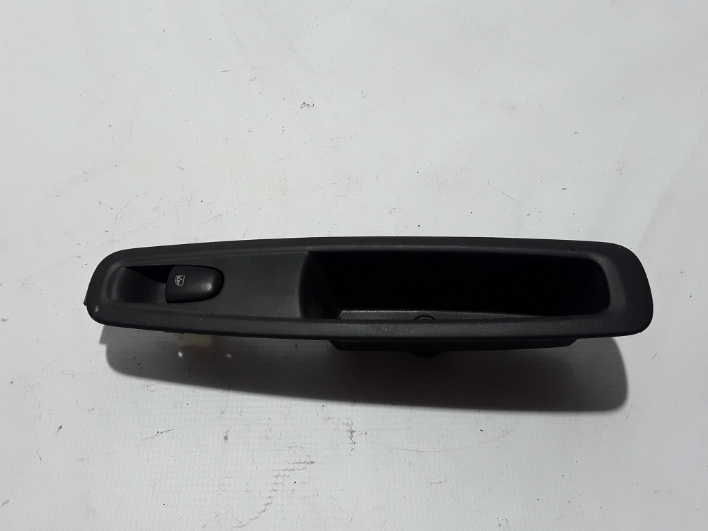 Used RENAULT Kadjar Rear side door glass switch 829508687R