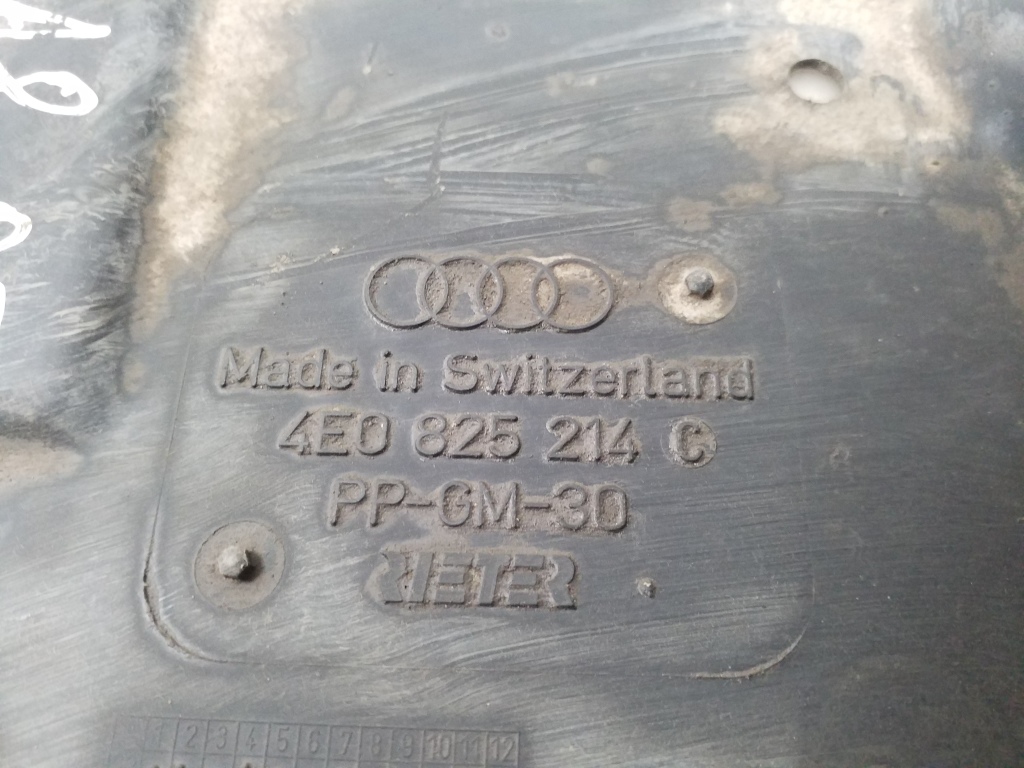 AUDI A8 D3/4E (2002-2010) Højre side undervognsdæksel 4E0825214C 25097521