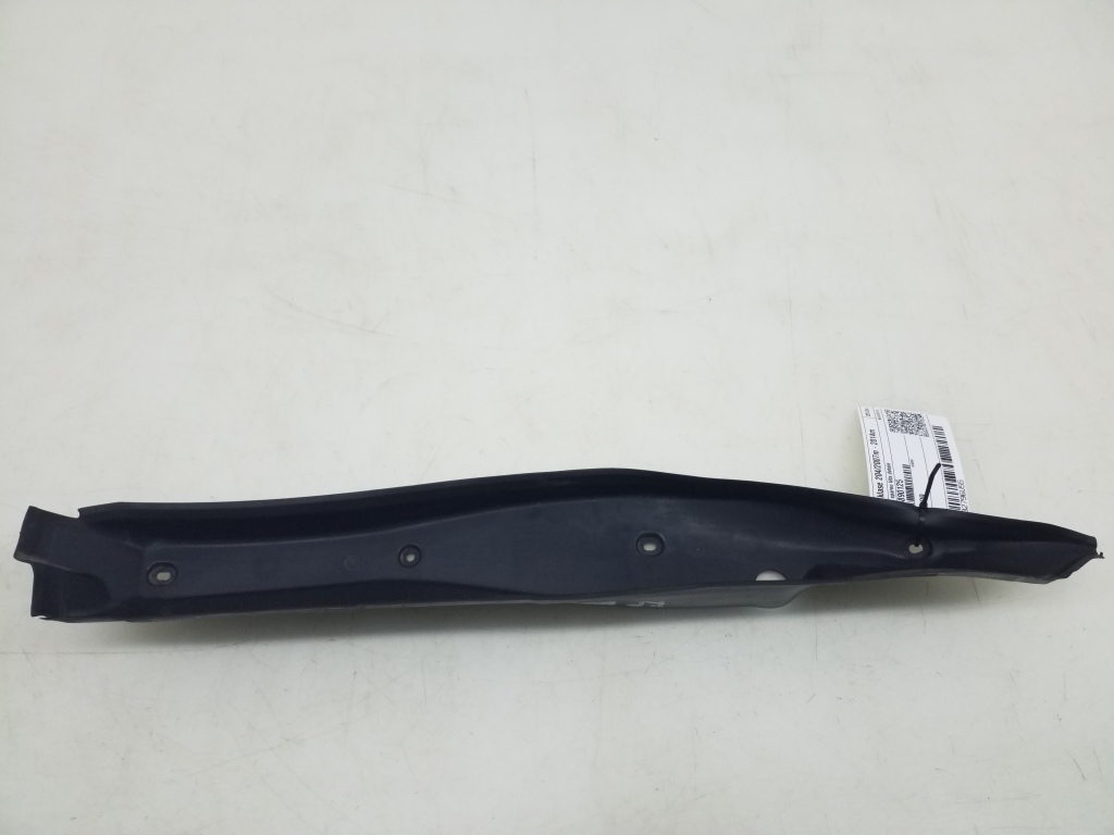 Mercedes Benz C-Class 204 (2007–2014) Esiporitiiva muu osa A2048890125 Mercedes Benz C-Class 204 (2007–2014) Esiporitiiva muu osa A2048890125