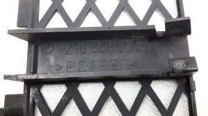 Mercedes Benz E-Class W210 (1995–2002) Priekšējā bampera apakšējā reste A2108850053 - 2