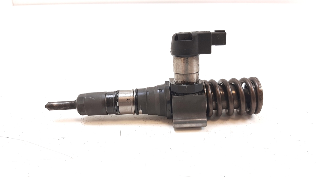 Used Volkswagen Passat Fuel injector 03G130073T